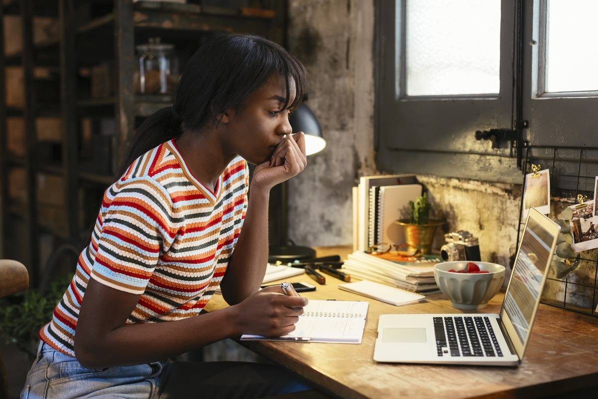 Photo d'une jeune femme sur son ordinateur portable à la maison